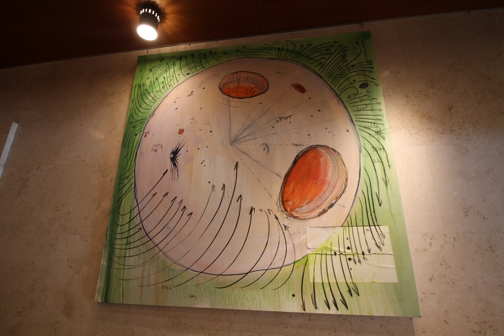 惑星のような抽象的な絵が飾られている