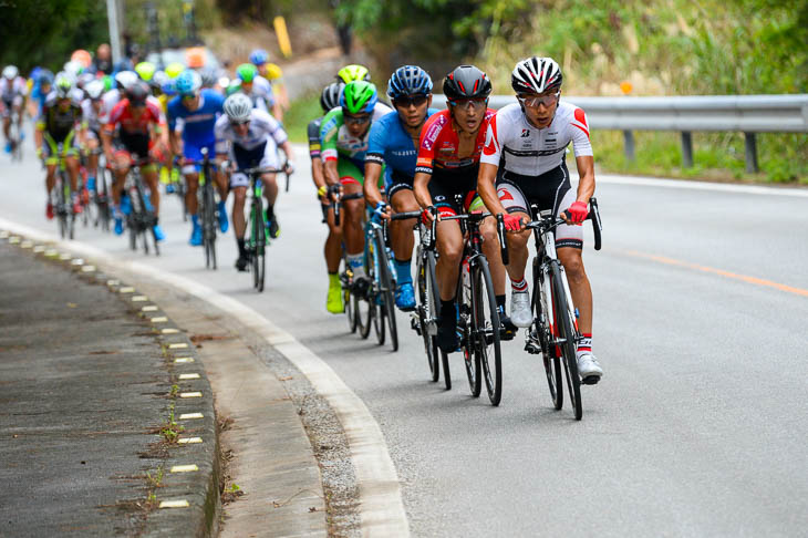 140km付近、西薗良太（ブリヂストンアンカー）を先頭に縦長に伸びたメイン集団