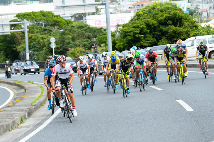 残り5km、イオン坂で逃げ切りを狙う選手達のアタック合戦