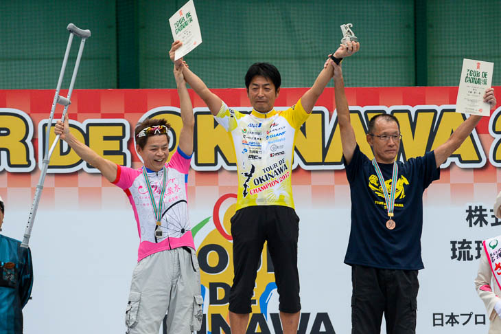市民50kmオーバー60表彰式 2位の福島雄二さん(左)は松葉杖とともに上がった