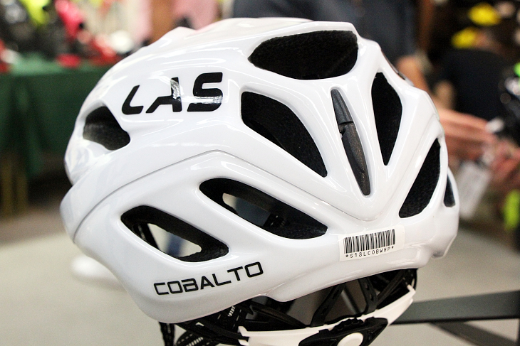従来のLASヘルメットとは一変した丸みを帯びたシェルデザイン