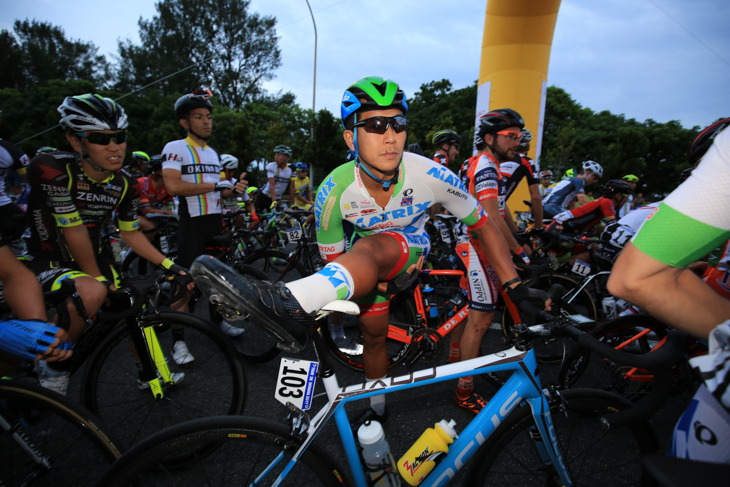 ストレッチしながらレースを待つ佐野淳哉(マトリックスパワータグ)