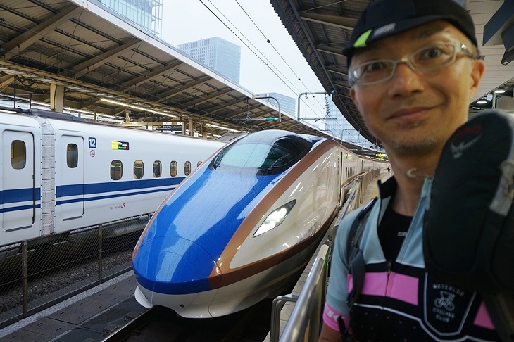 朝の東京駅にて、金色の帯が凛々しい北陸新幹線E7系に気持ちが高まります