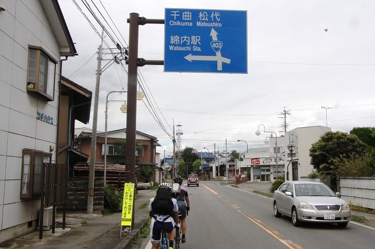 廃線沿いに走る国道403号の道路標識には、未だ駅名だけが健在でした(泣)