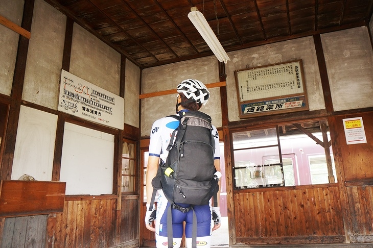 そんな道路標識に沿って曲がってみると、そこには時間の止まった駅舎が静かに佇んでいたのでした