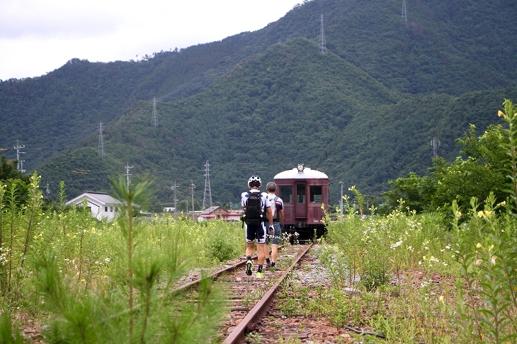 駅ホームから線路上に出てみると、もう動くことのない電車が寂しく立ち止まっていました