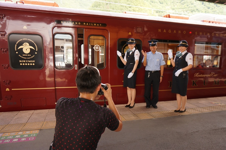 ちょうどやってきた、しなの鉄道の観光列車