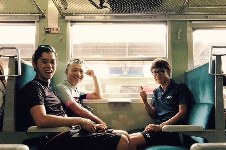 サイクリング前半を終えて車内でくつろぐテツ三人。由緒正しい国鉄型車両のボックスシートが旅情を盛り上げます!