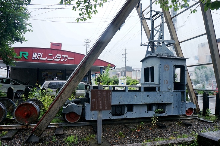 旧軽井沢駅舎の横にひっそりと展示されている、草軽電気鉄道のデキ12形電気機関車