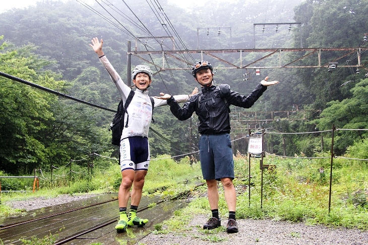 すっかり本降りとなった雨にやられて、そろそろ弾けはじめたナカジとテツ店長(笑)