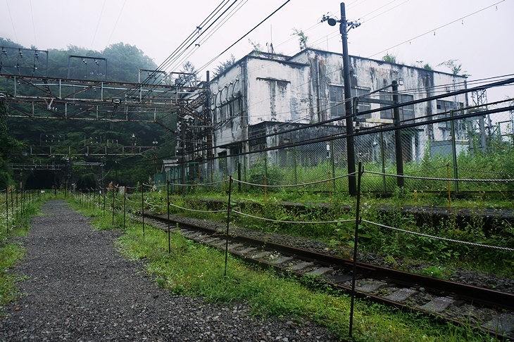 廃線となった信越本線横川~軽井沢間に設けられた熊ノ平信号場は、隣接する変電所と共に廃墟感満載のスポットで好み
