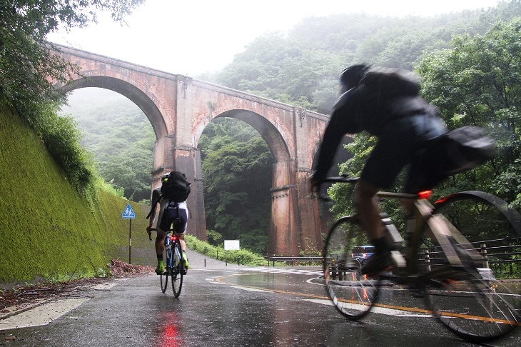 本降りの碓氷峠を下ってゆくと、レンガ造りの美しいアーチ橋、通称