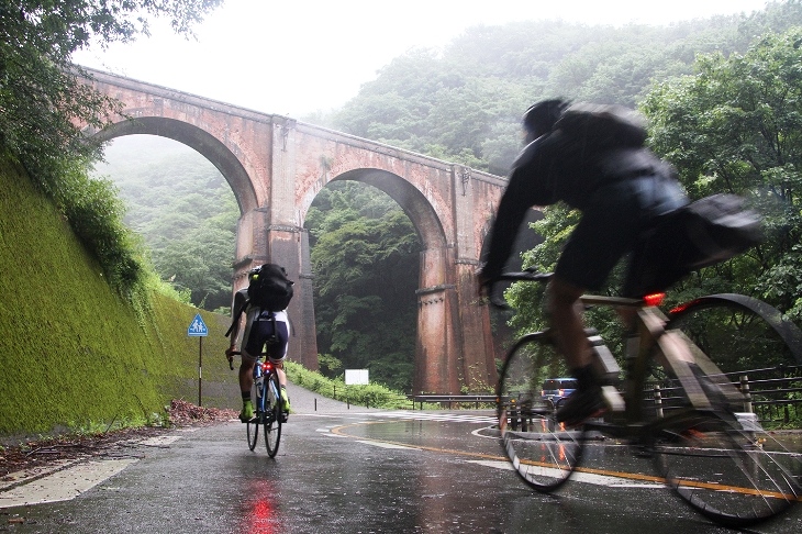 本降りの碓氷峠を下ってゆくと、レンガ造りの美しいアーチ橋、通称