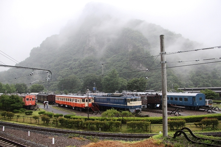 下り切った先の横川駅構内には古い車両が勢揃い!まるで夢でも見ているようです