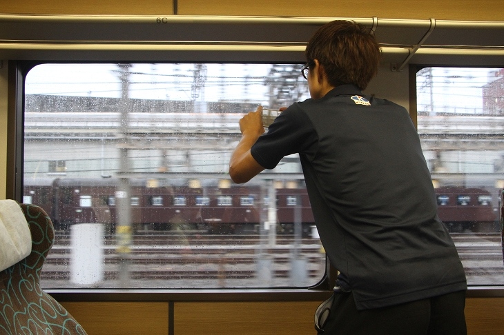 走り出した列車の車窓から撮影にいそしむナカジ、いろいろ気になって忙しそうです(笑)