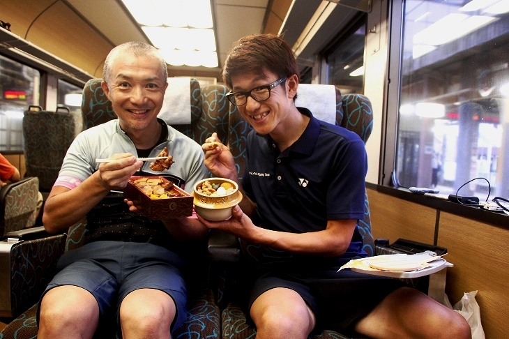 落ち着いてきたところで、ちょっと早めの夕食？気分は豪華リゾート列車の旅(笑)