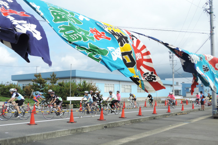 大漁旗がはためく中、走り抜けていく