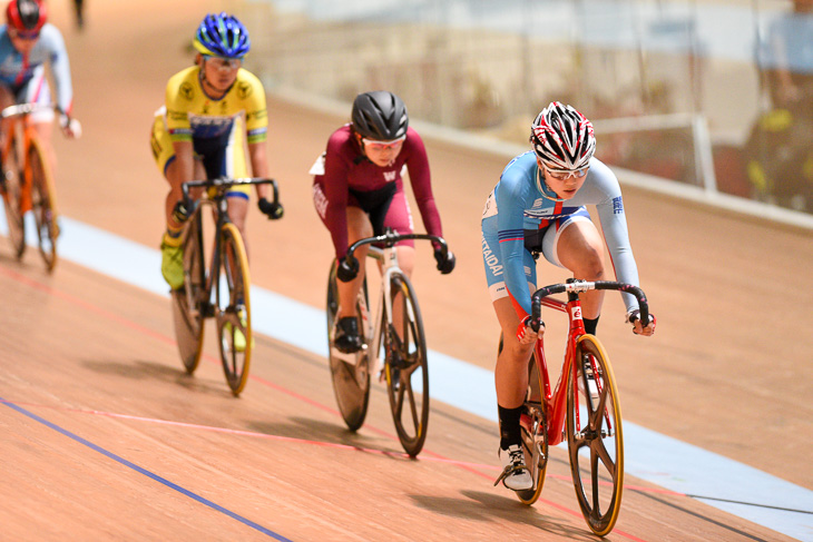 女子スクラッチ 中村愛花(日本体育大学)を先頭に、小泉夢菜(早稲田大学)、中井彩子(鹿屋体育大学)が続く