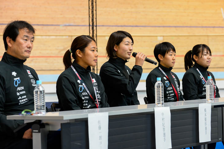 UCIトラックワールドカップで銅メダルを獲得した女子チームパシュートのメンバーが記者会見