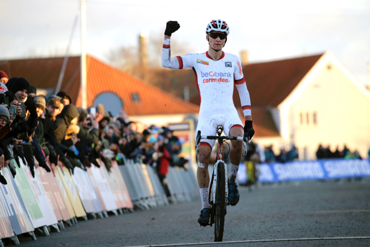 独走勝利を飾ったマテュー・ファンデルポール(オランダ、ベオバンク・コレンドン)