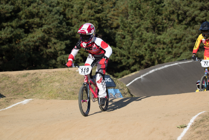 女子エリート決勝　大差を付けて独走する瀬古遥加（IRC TIRE）