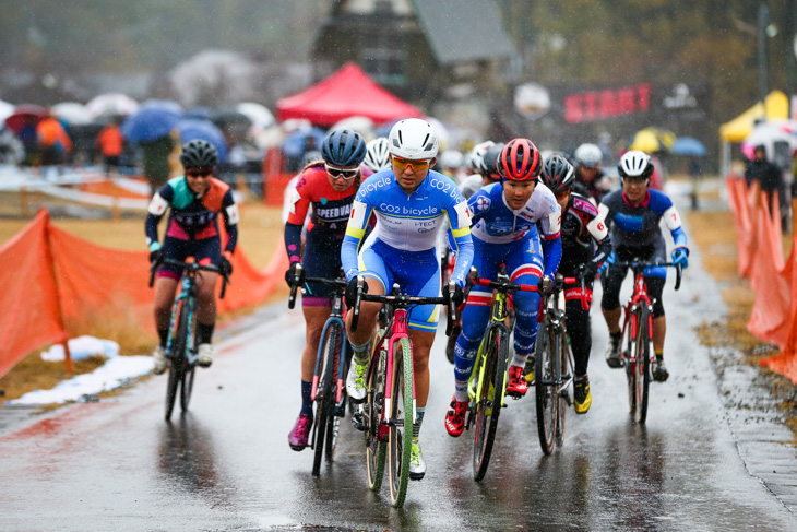 CL1 ホールショットをとった今井美穂(CO2 bicycle)が先行