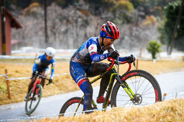 與那嶺恵理（エフデジヌーヴェル・アキテーヌフチュロスコープ）と今井美穂（CO2bicycle）