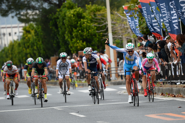 市民50kmオーバー60の部をスプリントで制した茅木孝（内房レーシングクラブ）