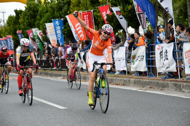 市民レディース50kmを制した盛永母映(F(t)麒麟山レーシング)