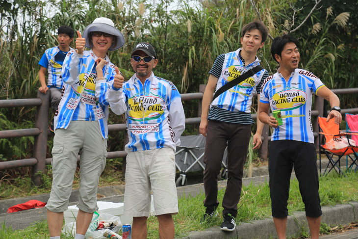 羽地ダムの観戦スポットで内房レーシングの仲間たちと