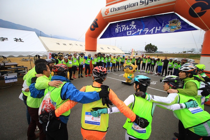 サポートライダー達がスタート前に円陣を組んで気合を入れる