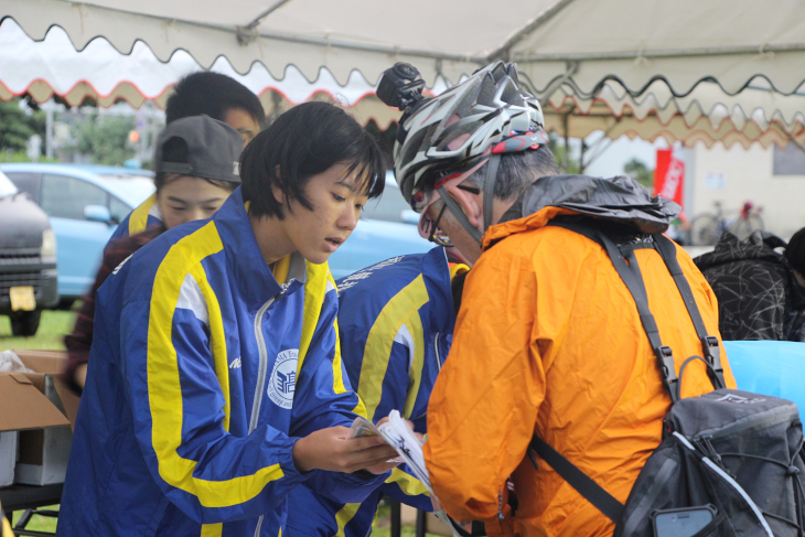 大会には八重山高校の生徒たちがボランティアとして手伝ってくれていた