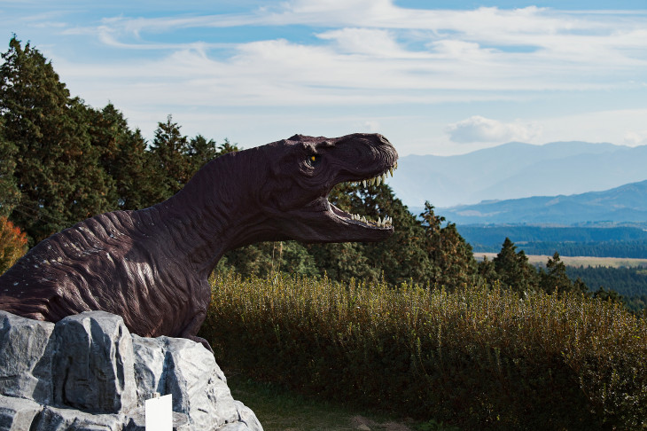 吉無田名物である「恐竜リフト」降車したあとには恐竜の像がお出迎え