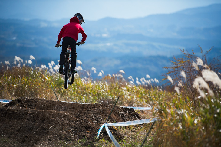 上部ジャンプを軽やかに飛ぶ福地楽人(Nu Style 吉無田MTBクラブ)