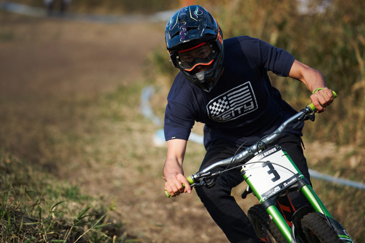 半袖にノーグローブ、良い子は真似してはいけません。プロクラスで走る田丸裕(Acciarpone bikes)