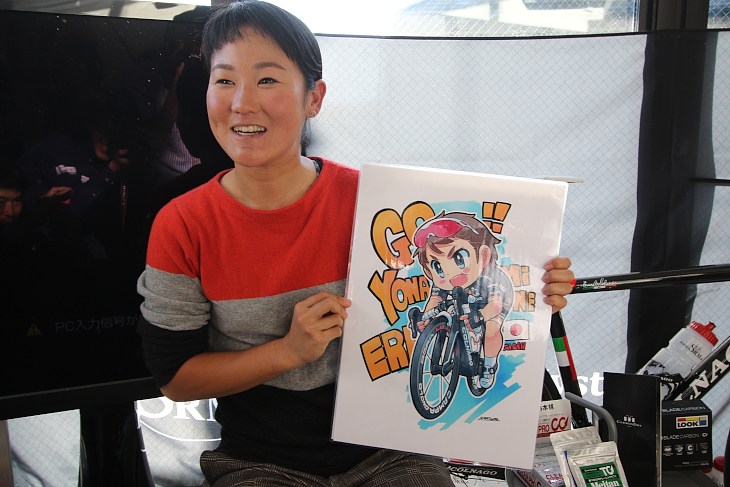 漫画「南鎌倉高校女子自転車部」の作者、松本規之さんもイラストで新チーム移籍を祝福した