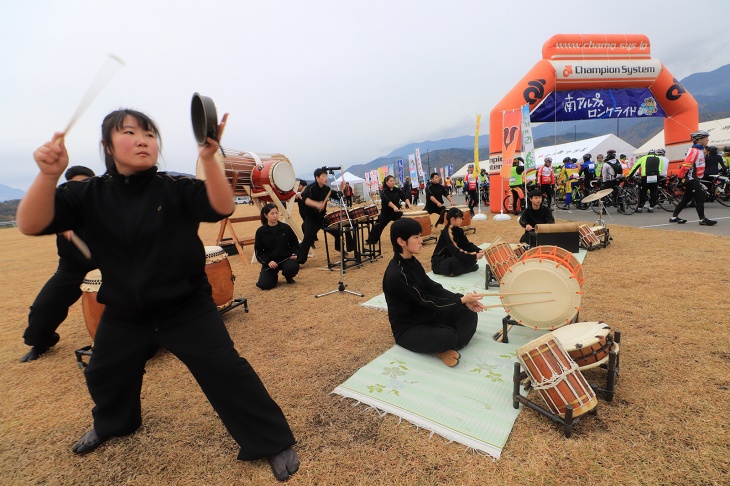 スタート脇では韮崎工業高校太鼓部による太鼓の演奏が行われていた