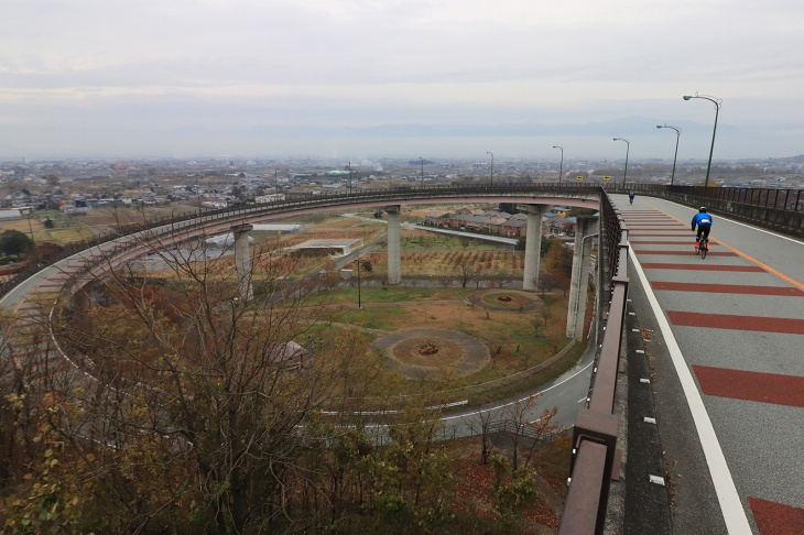 夜はデートスポットになるという白根ループ橋