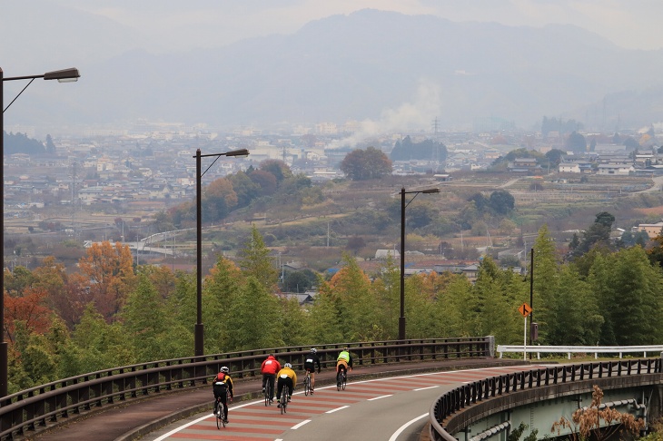 甲府盆地を望みながらのダウンヒルだ