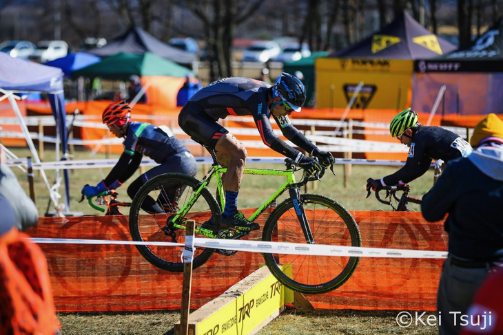 バニーホップでシケインを越える伊澤一嘉（Tonic CX Team Japan）