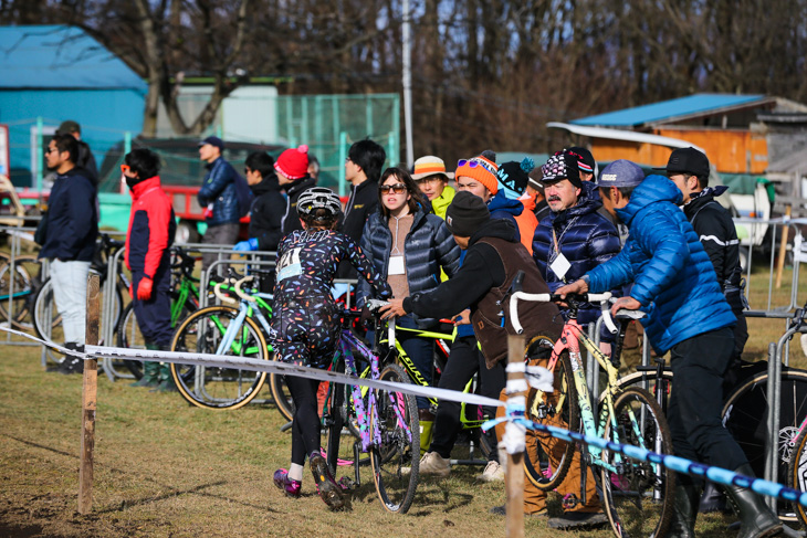 エリート女子 泥のついたバイクをピットで交換するサミエル・ルーネルズ(Squid Bikes)