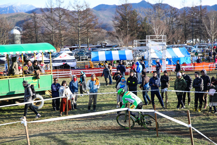 エリート男子　勢いよく追い上げるエミル・ヘケレ（Stevens Bikes Emilio Sports）