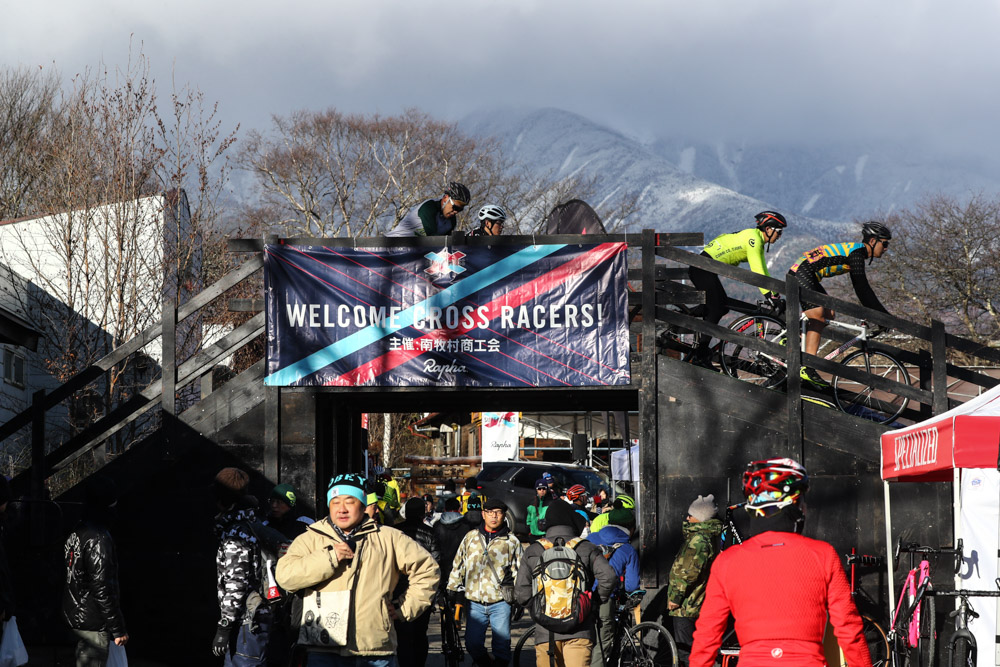 フライオーバーの背景は雪化粧した八ヶ岳連峰