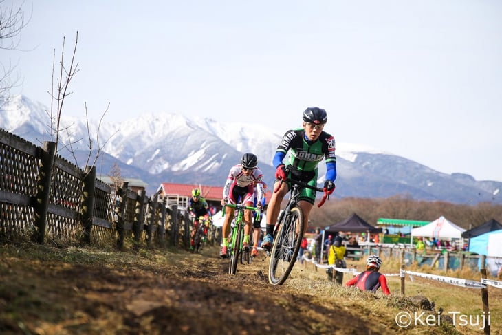 日野泰静(松山城南高校)が先頭に立ち、村上功太郎(松山工業高校)が続く