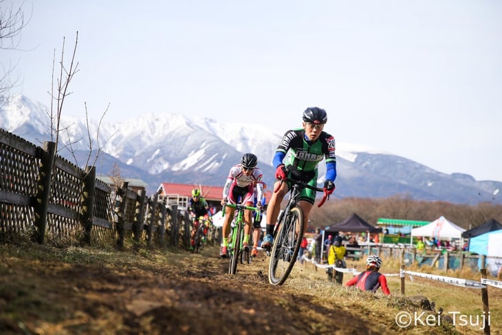 日野泰静（松山城南高校）が先頭に立ち、村上功太郎（松山工業高校）が続く