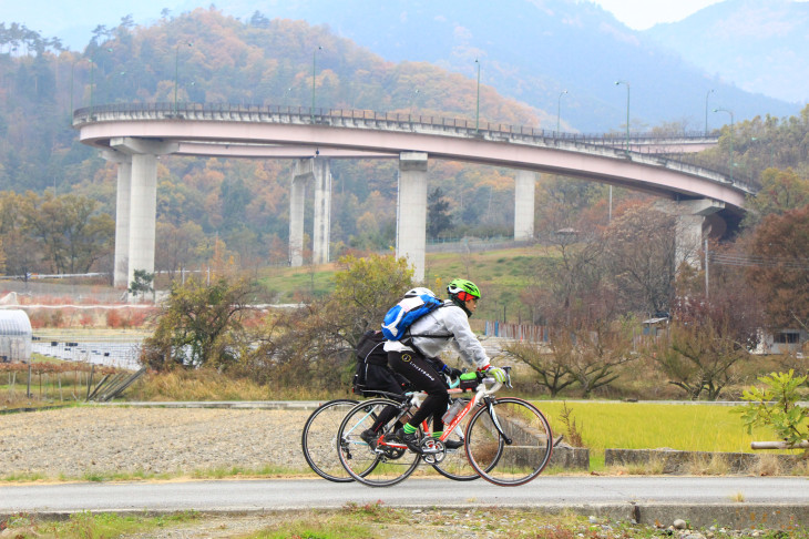 1日目の2コースでハイライトとなるループ橋を目指して走っていく