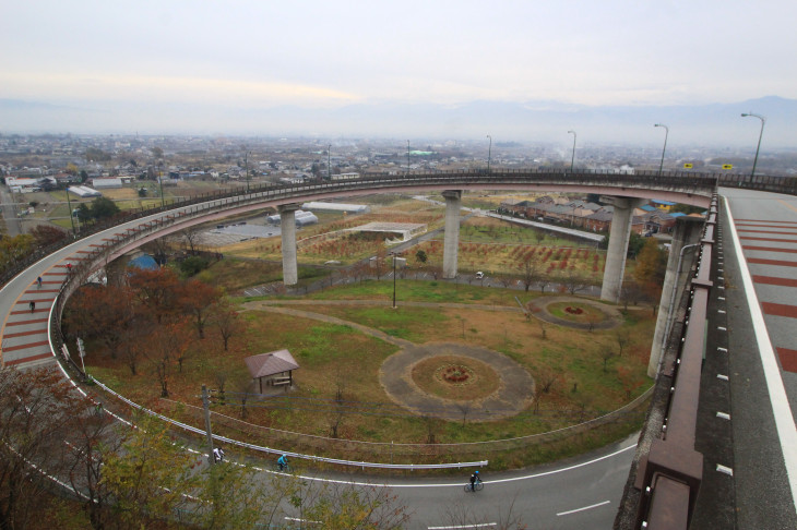 ダイナミックに下っていくループ橋