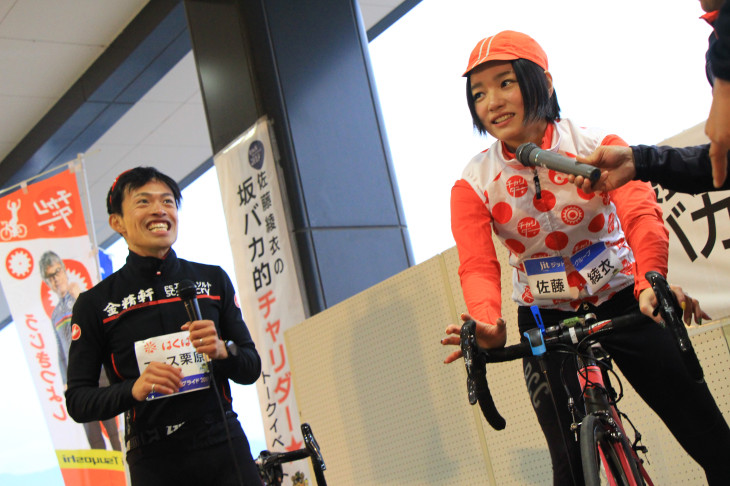 片足ペダリングに挑戦する佐藤さん キツそうである