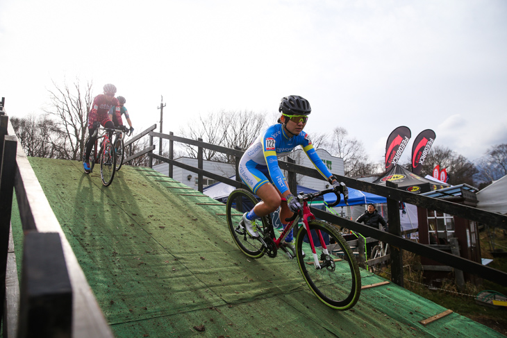 フライオーバーを先頭で駆け下りる今井美穂（CO2 bicycle）