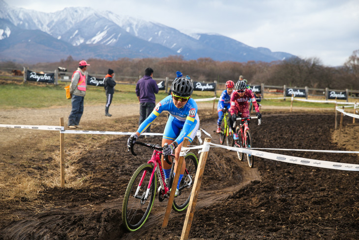 エイプリルを追いかける今井美穂（CO2 bicycle）ら